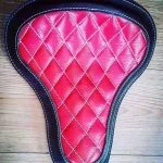 selle-moto-artisanale-piquage-diamant-rouge-cuir-naturel