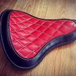 selle-bobber-cuir-vintage-motif-diamant-rouge-moto-custom