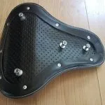assise-moto-personnalisee-cuir-rouge-rockabilly-hold-fast