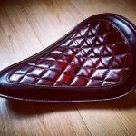 Asiento de motocicleta hecho a medida con costuras en forma de diamante, cuero marrón, sujeción