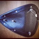 SELLE SOLO CUIR VINTAGE "TUCK'N ROLL" - Vue 8 - Holdfast