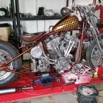 Asiento bobber de cuero marrón personalizado con pátina vintage acabada a mano.