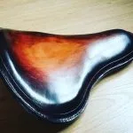 selle-cuir-vieilli-patine-main-moto-vintage-artisanale