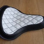 selle-solo-cuir-vintage-motif-diamant-blanc-moto-custom