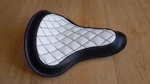 selle-solo-cuir-vintage-motif-diamant-blanc-moto-custom