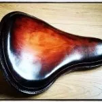 selle-moto-marron-vieilli-bobber-harley-hold-fast