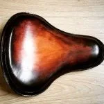 assise-cuir-brut-patine-artisanale-moto-custom-vintage