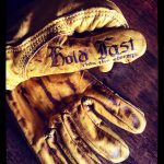 Gants cuir bronze 1936 Hold Fast Motostuka - porte - Holdfast