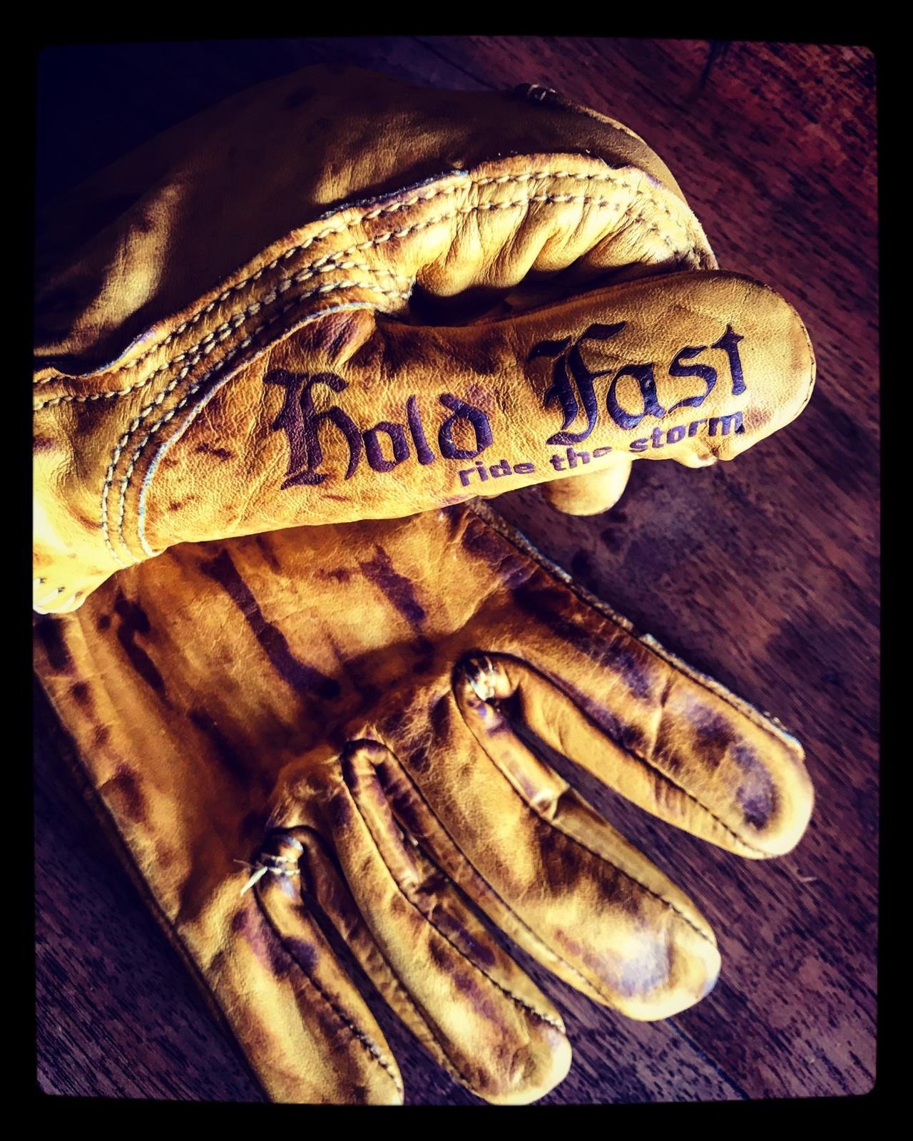 Gants cuir bronze 1936 Hold Fast Motostuka - porte - Holdfast