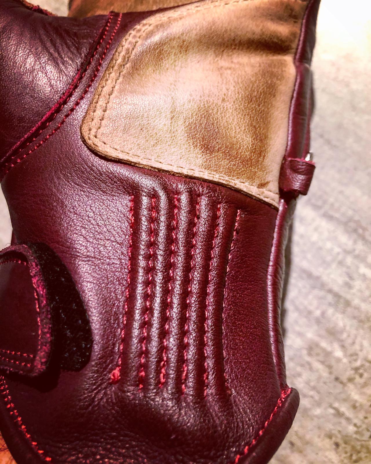 Gants Cuir Moto Rouge Racing Vintage Hold Fast - poignet - Holdfast