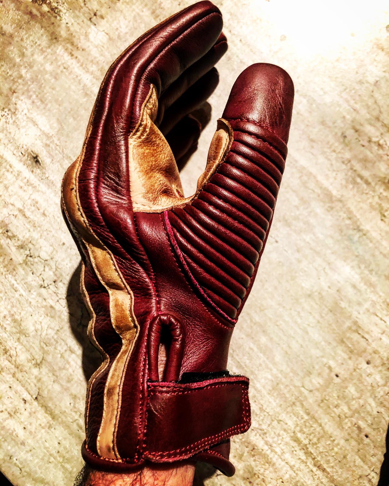 Gants Cuir Moto Rouge Racing Vintage Hold Fast - detail logo - Holdfast