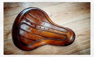 sella bobber in pelle realizzata a mano, moto vintage di Memphis