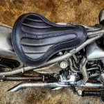 assise-moto-personnalisee-cuir-noir-bobber-softail