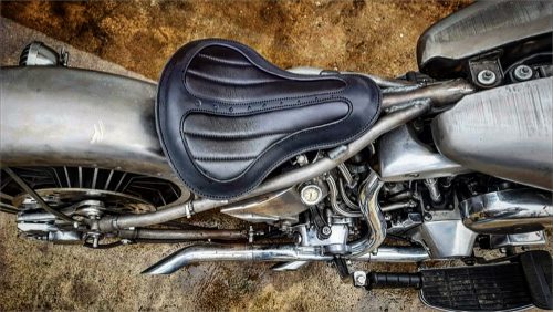 assise-moto-personnalisee-cuir-noir-bobber-softail