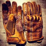 Vintage gelbe Ledermotorradhandschuhe, Le Mans 1971, Hold Fast Patina