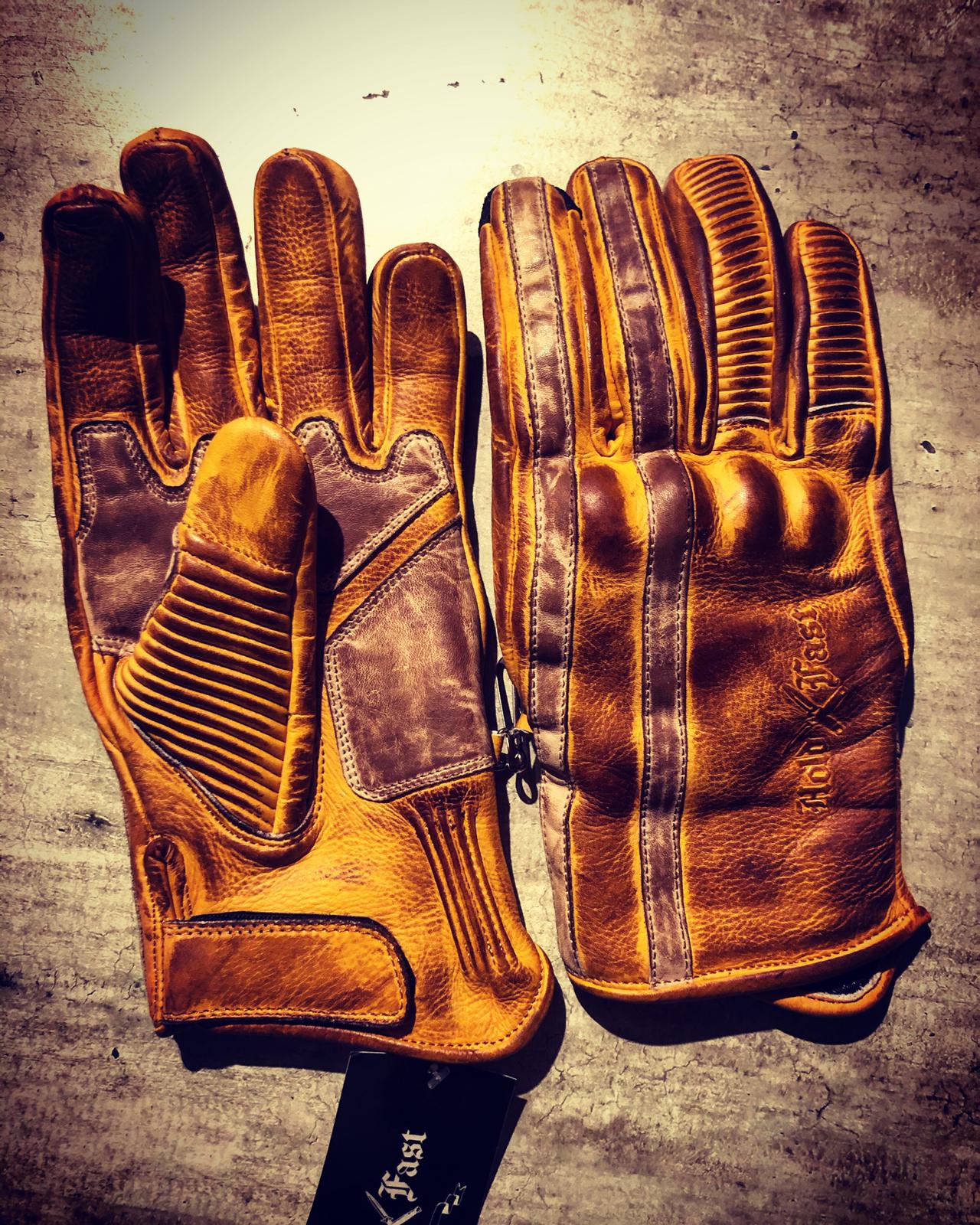 Guantes de moto de cuero amarillo vintage de 1971, Le Mans Hold Fast, pátina