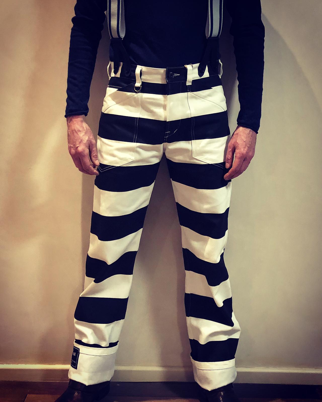 Hose-Sträfling-Hosenträger-böser-Look-festhalten
