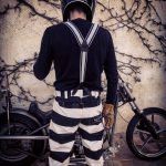 pantalones-convicto-braces-desagradable-look-hold-fast-back-wall