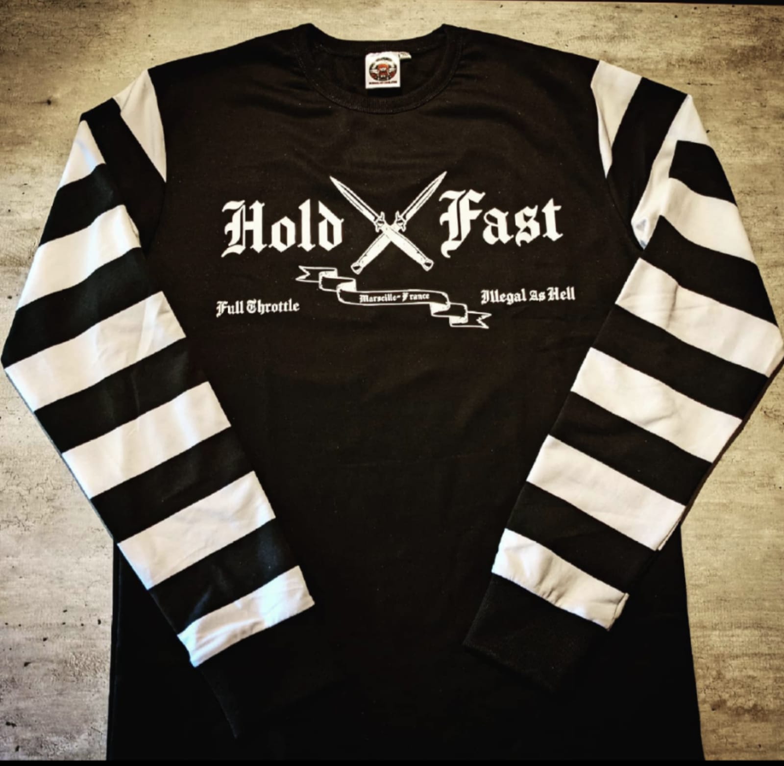 Pull-raye-noir-blanc-vintage-manches-longues-holdfast-plat