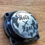 Couvercle Carburateur Harley CV HOLD FAST Gravé - Vue 4 - Holdfast