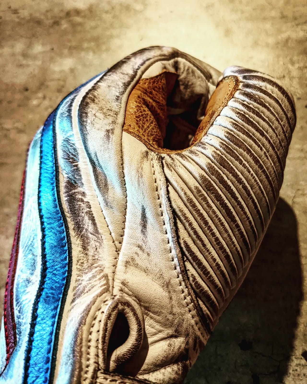 Gants moto Cuir Blanc 1971 Le Mans - detail coutures - Holdfast