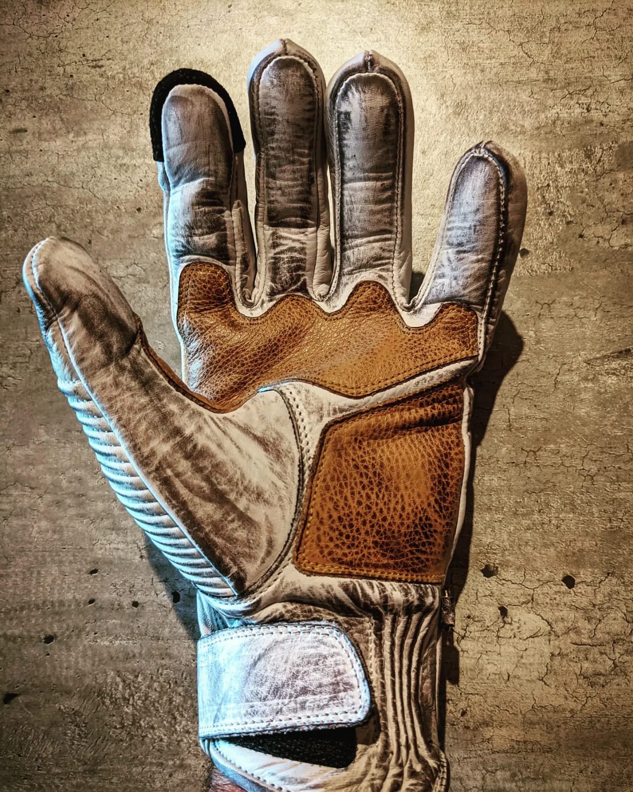 Gants moto Cuir Blanc 1971 Le Mans - profil - Holdfast