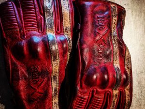 Guanti in pelle con patina rossa "1971 Le Mans" - S