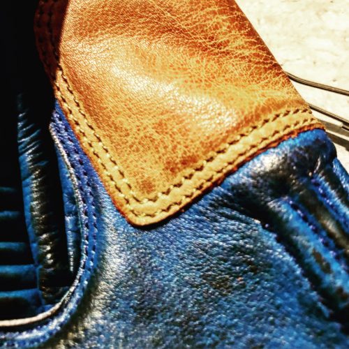 Gants Cuir Bleu Pétrole 1971 Le Mans - porte - Holdfast