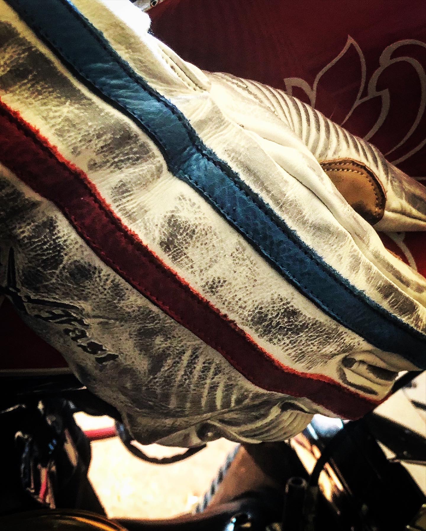 Gants moto Cuir Blanc 1971 Le Mans - detail doigts - Holdfast