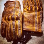 lederhandschuhe-halten-gelb
