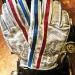 Gants moto Cuir Blanc 1971 Le Mans - porte - Holdfast