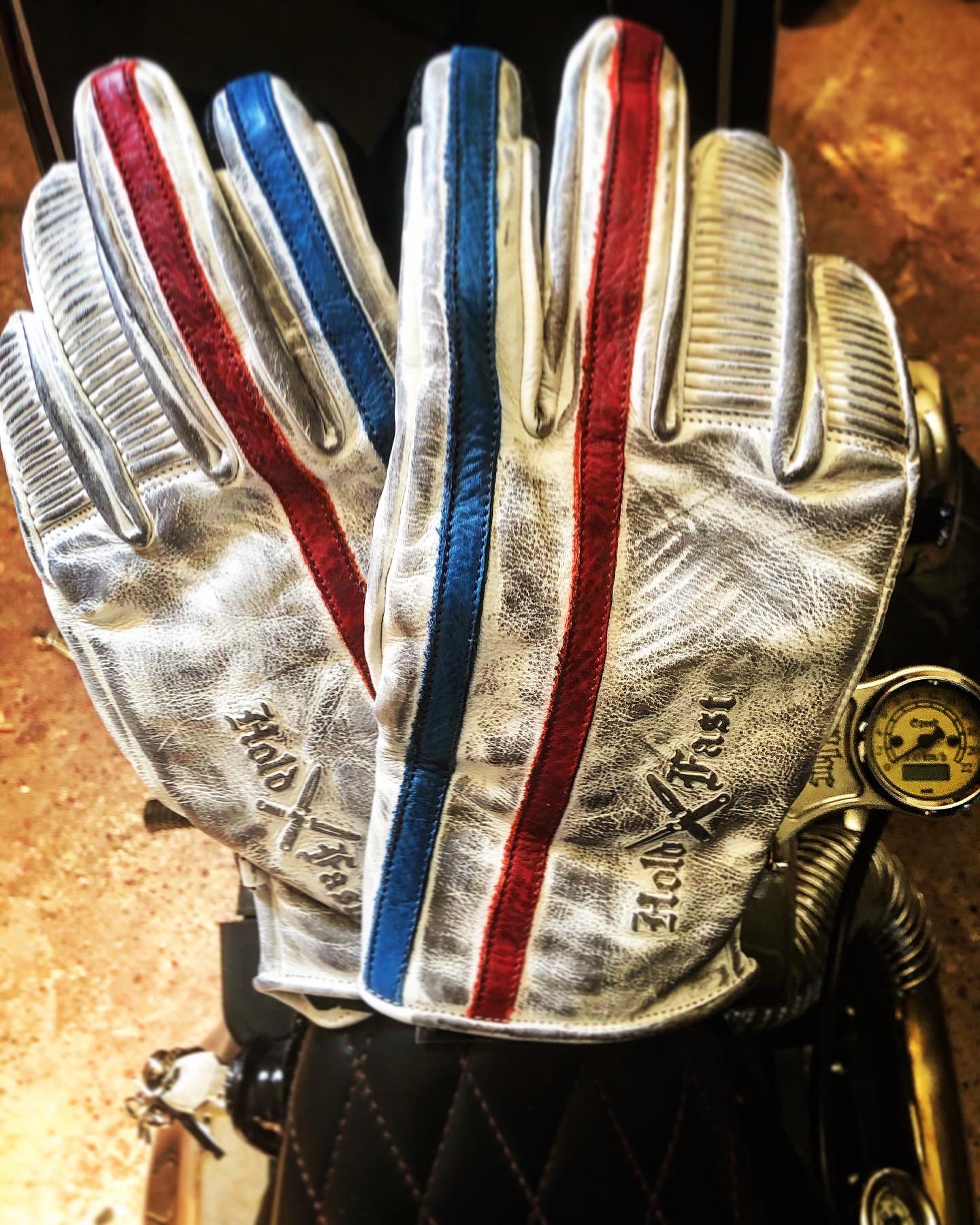 Gants moto Cuir Blanc 1971 Le Mans - porte - Holdfast