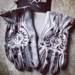 Guantes de moto de cuero blanco patinado con tatuajes 1340 Tattoo Hold Fast