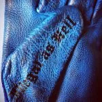motorfiets-leren-handschoenen-vintage-tattoo-blauw-tattoo-holdfast-detail-duim