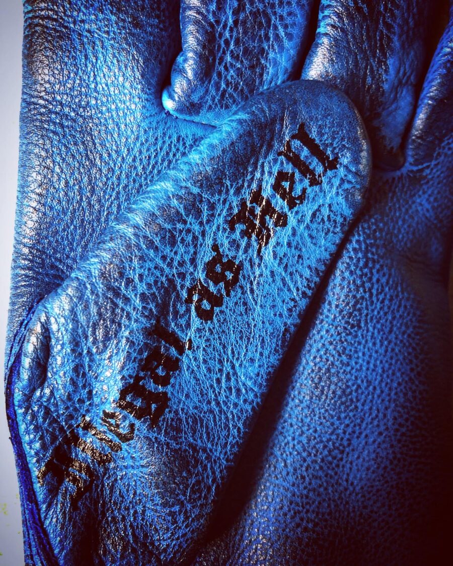 gants-cuir-moto-vintage-tattoo-bleus-tatouage-holdfast-detail-pouce