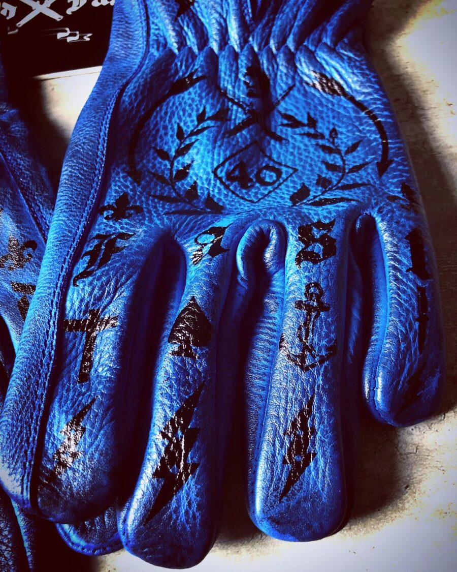 gants-cuir-moto-vintage-tattoo-bleus-tatouage-holdfast-detail