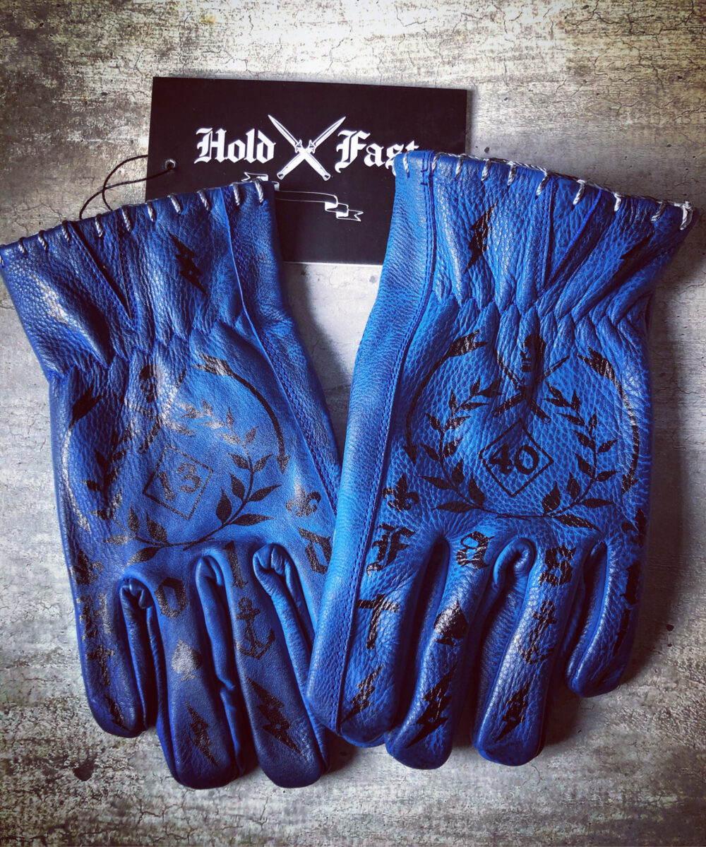 gants-cuir-moto-vintage-tattoo-bleus-tatouage-holdfast-paire-dessus