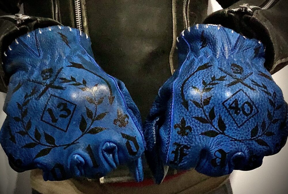 gants-cuir-moto-vintage-tattoo-bleus-tatouage-holdfast-poings-fermes-chopper