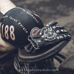 1340 GUANTI IN PELLE NERA HOLD FAST TATTOO - parte superiore - Holdfast