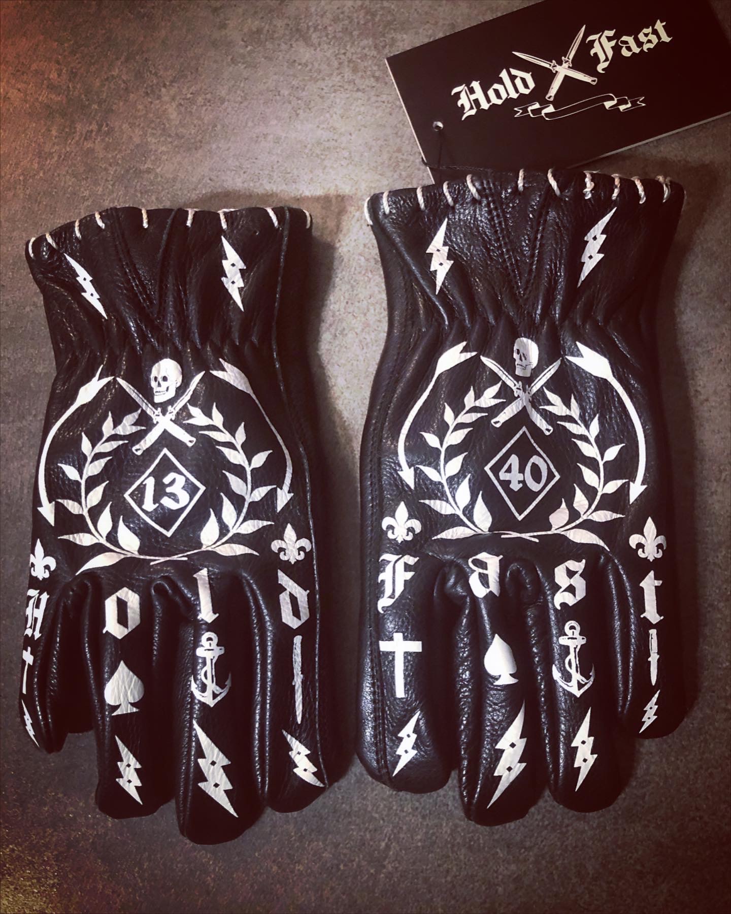 1340 HOLD FAST TATUAJE GUANTES DE CUERO NEGRO - perfil - Holdfast