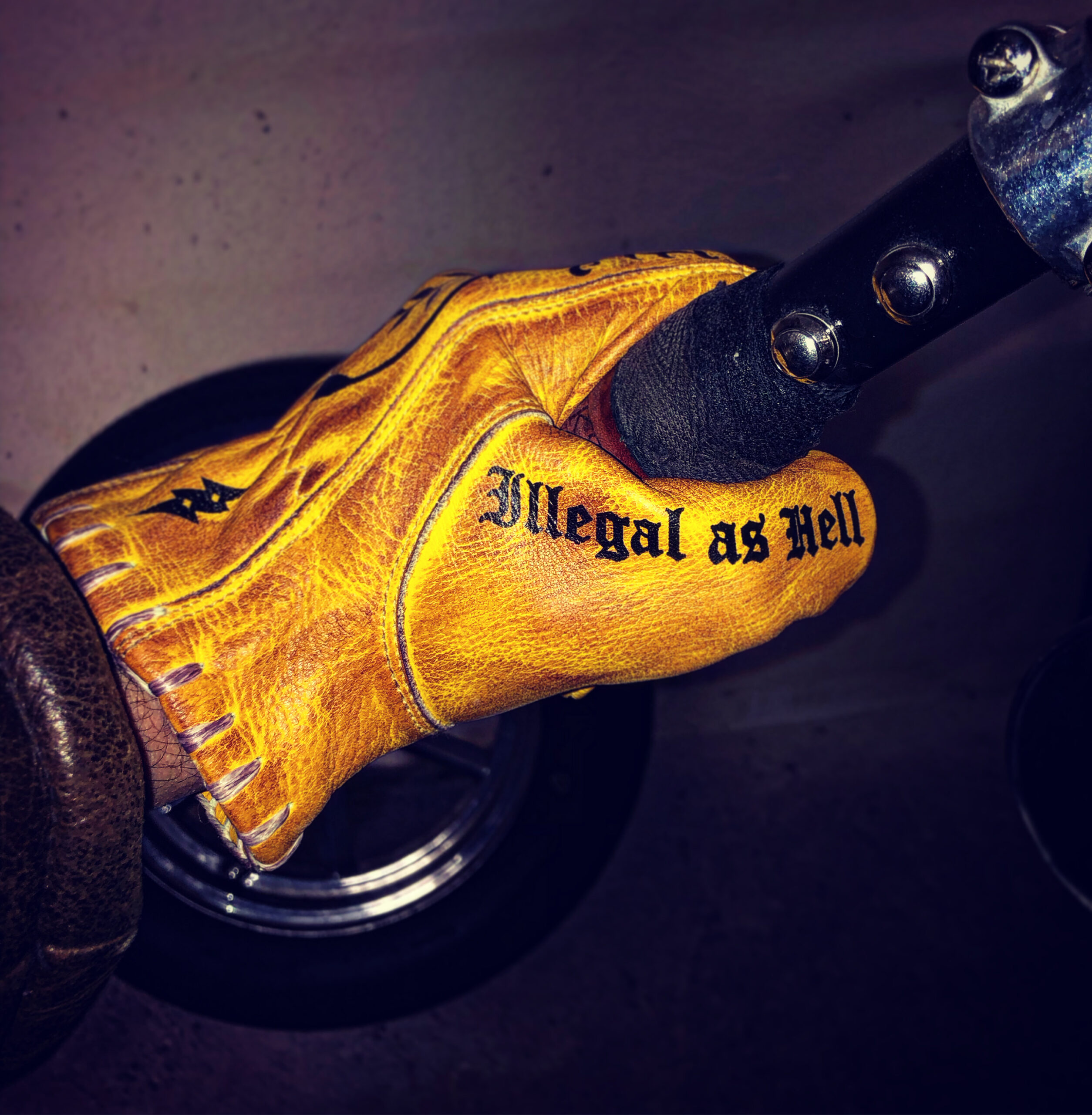 Guantes-cuero-moto-tatuajes-tatuajes-agarre-piel de ternera-motero-personalizados-ilegales