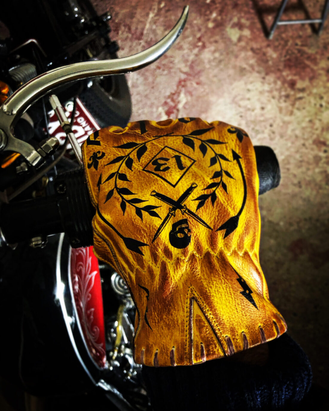 Guantes-piel-moto-tatuajes-tatuados-agarre-piel bovina-motero-mango personalizado