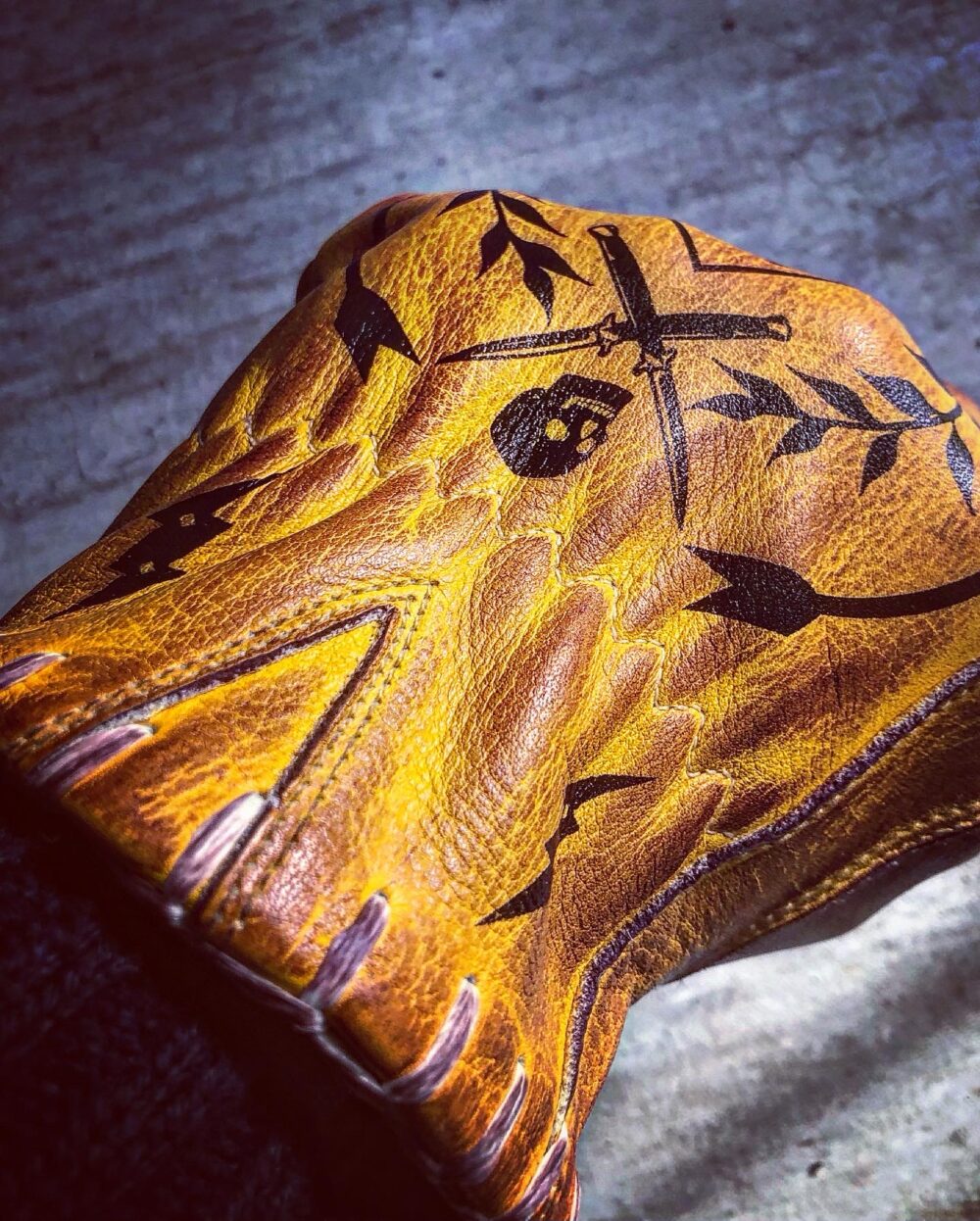 Guantes-piel-moto-tatuajes-tatuajes-agarre-piel-ternero-motero-personalizados-vintage-puños