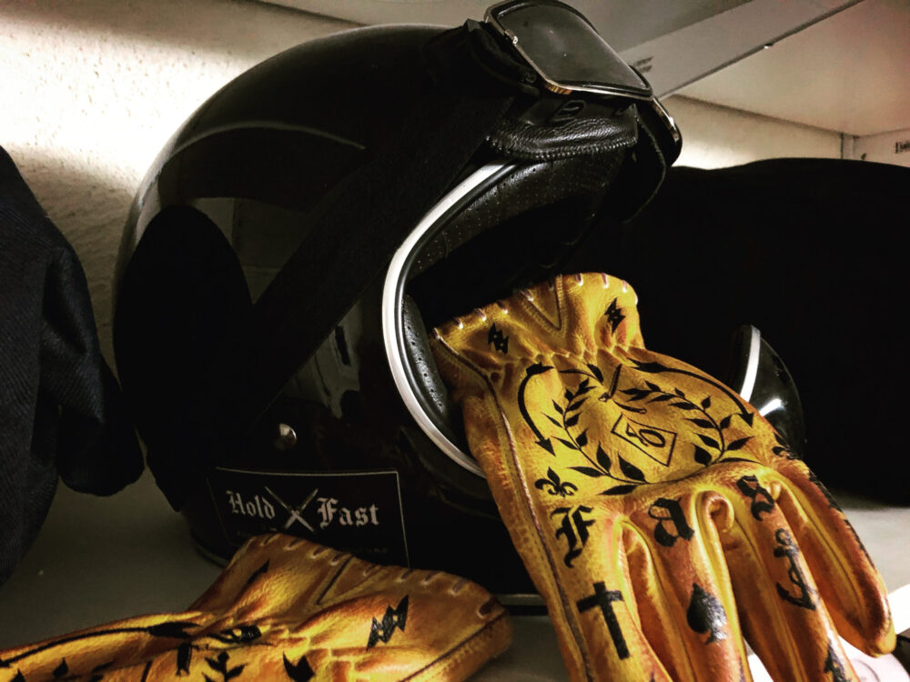 Guantes-cuero-moto-tatuajes-tatuados-sujecion-piel bovina-biker-custom-casco