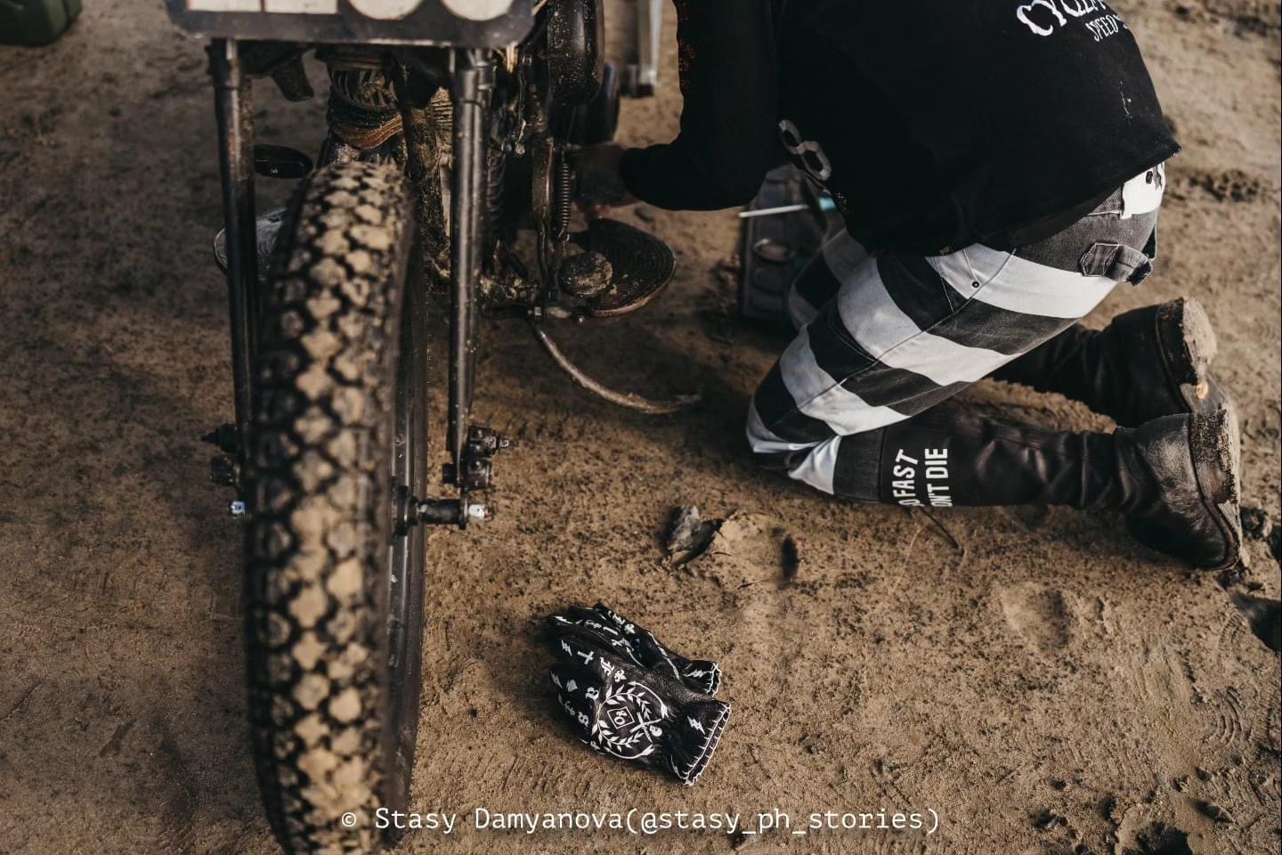 1340 HOLD FAST TATUAJE GUANTES DE CUERO NEGRO - detalle de costura - Holdfast
