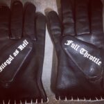 1340 GUANTI IN PELLE NERA HOLD FAST TATTOO - porta - Holdfast