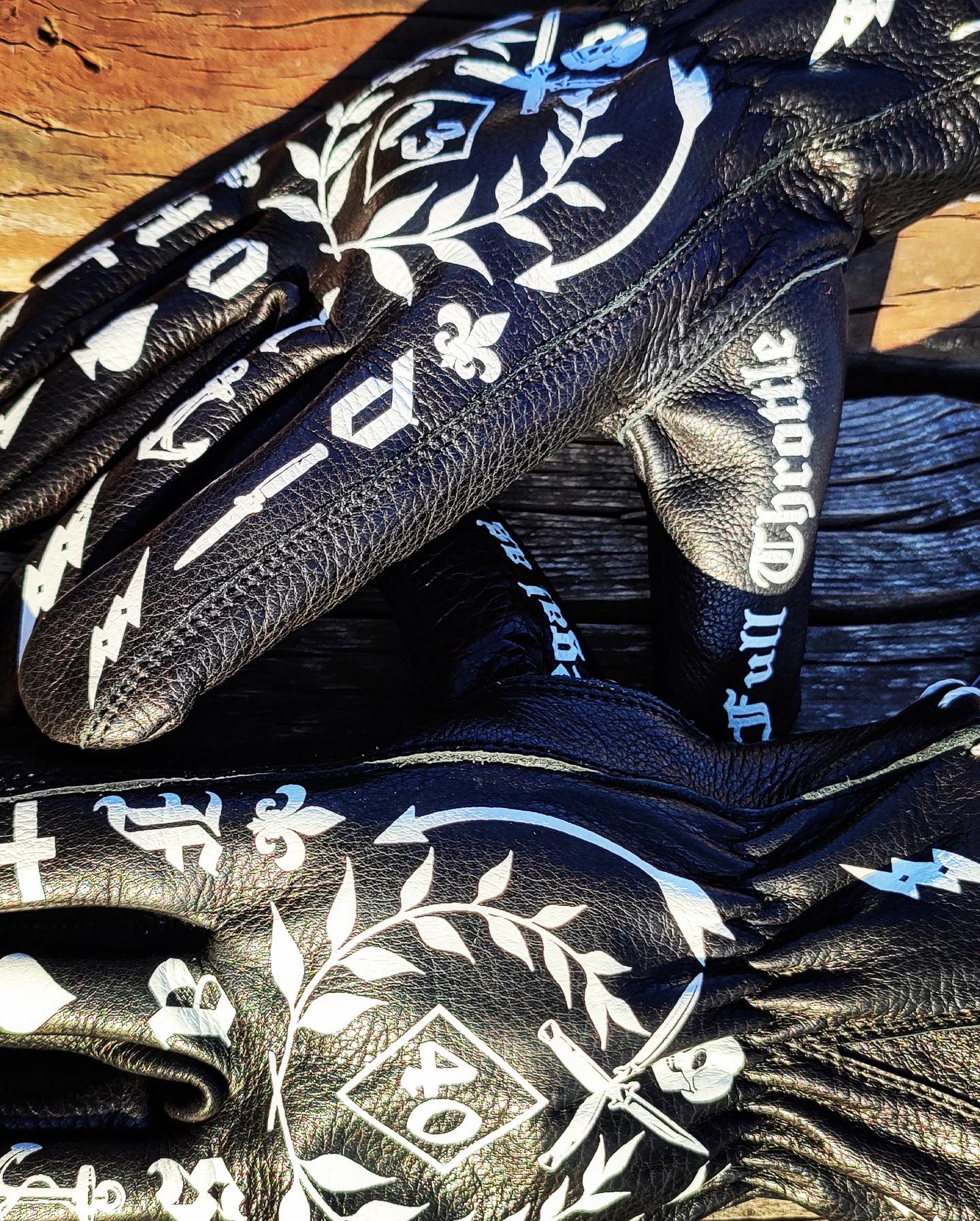 guantes-de-moto-cuero-negro-tattoo-tattoos-holdfast-harley-davidson-side