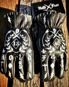 Schwarze Motorradhandschuhe aus Leder mit Tattoo-Muster 1340 Tattoo Hold Fast