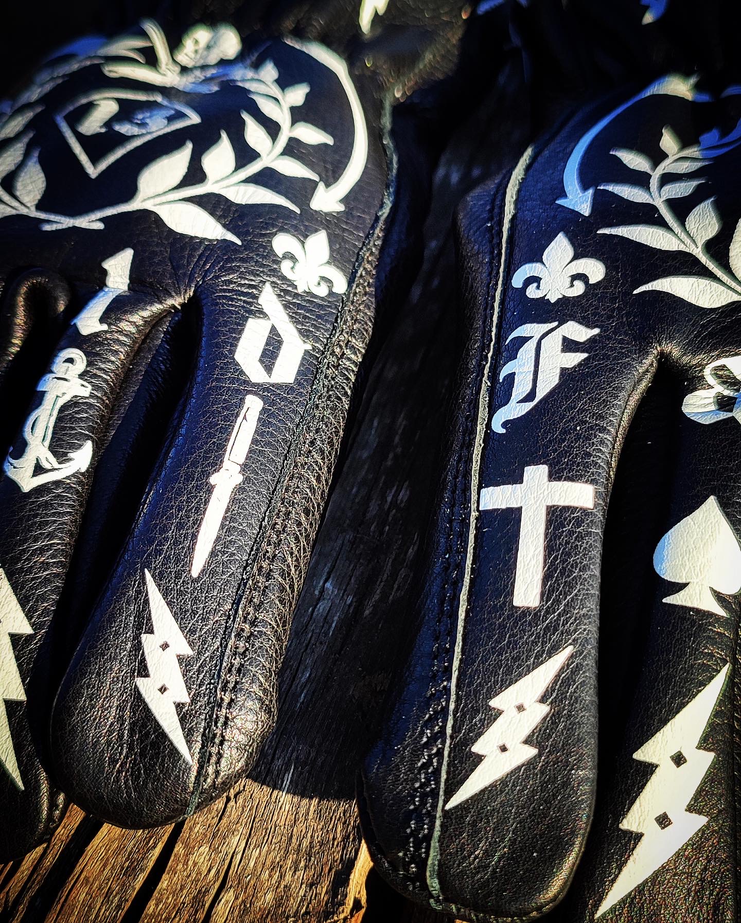 guantes-de-moto-cuero-negro-tattoo-tattoos-holdfast-harley-davidson-dedos