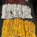 1340 HOLD FAST TATTOO GUANTES DE CUERO BLANCO PATINADO - detalle del logo - Holdfast